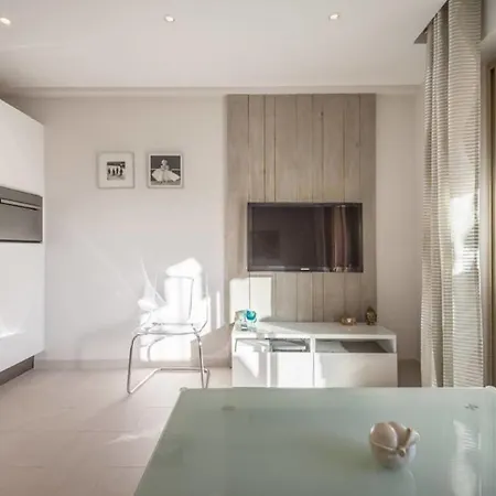 Lejlighed ✌ City Center ✌ Ultra-modern 1-bedroom With Terrace